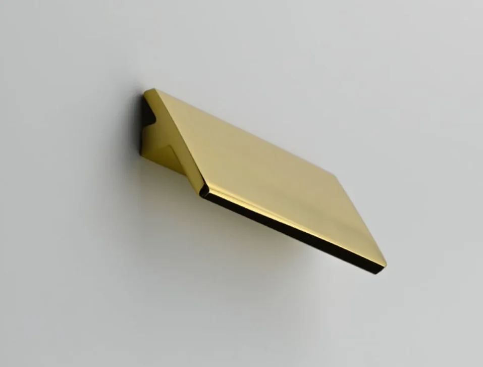 Puxador geométrico dourado para móveis planejados