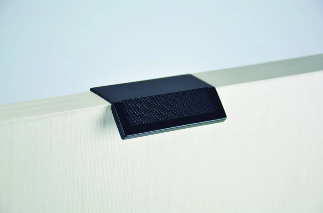 Puxador slim preto para móvel planejado