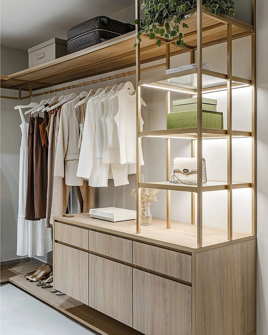 Closet aberto com metal e madeira