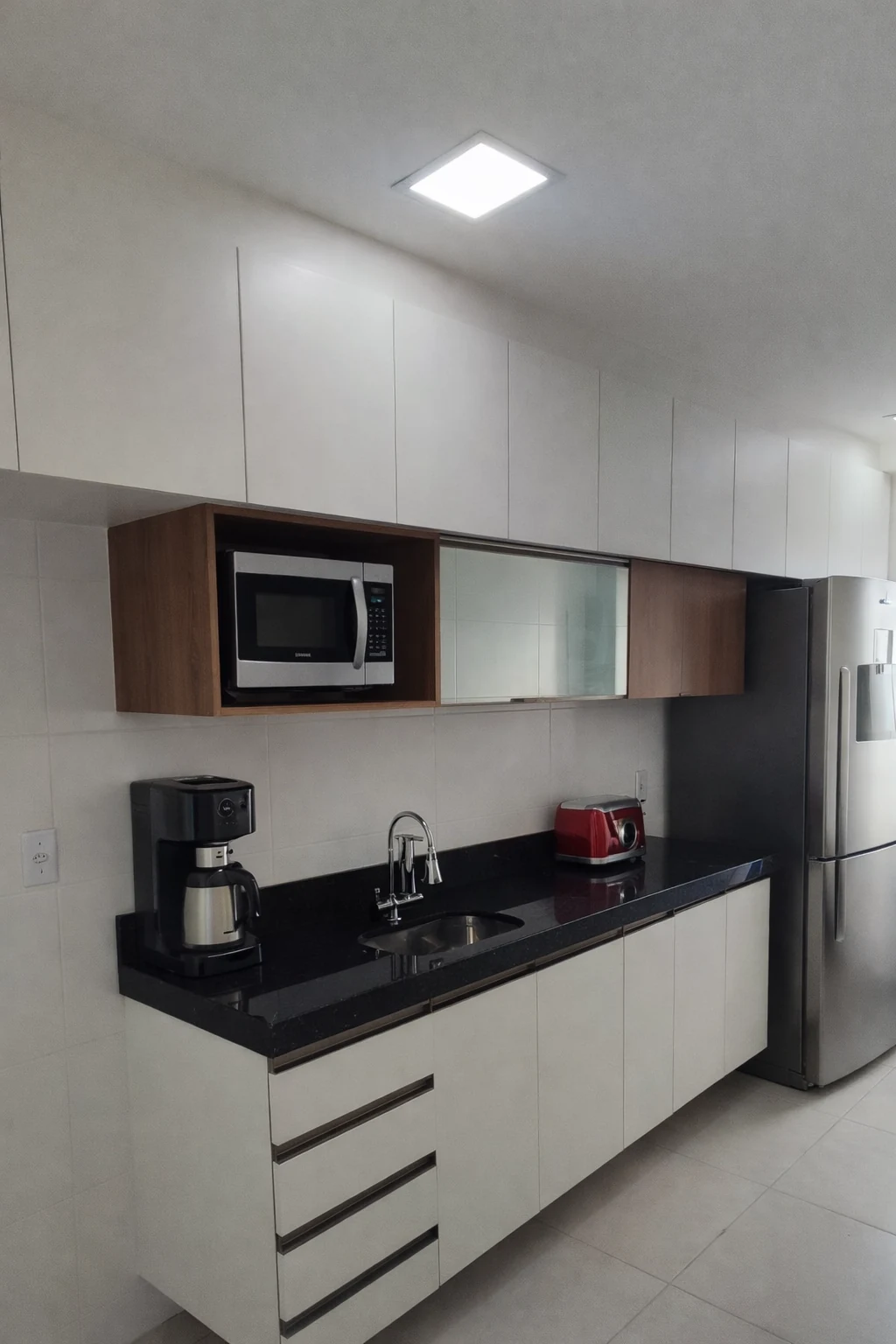 Cozinha cinza com espaço para café