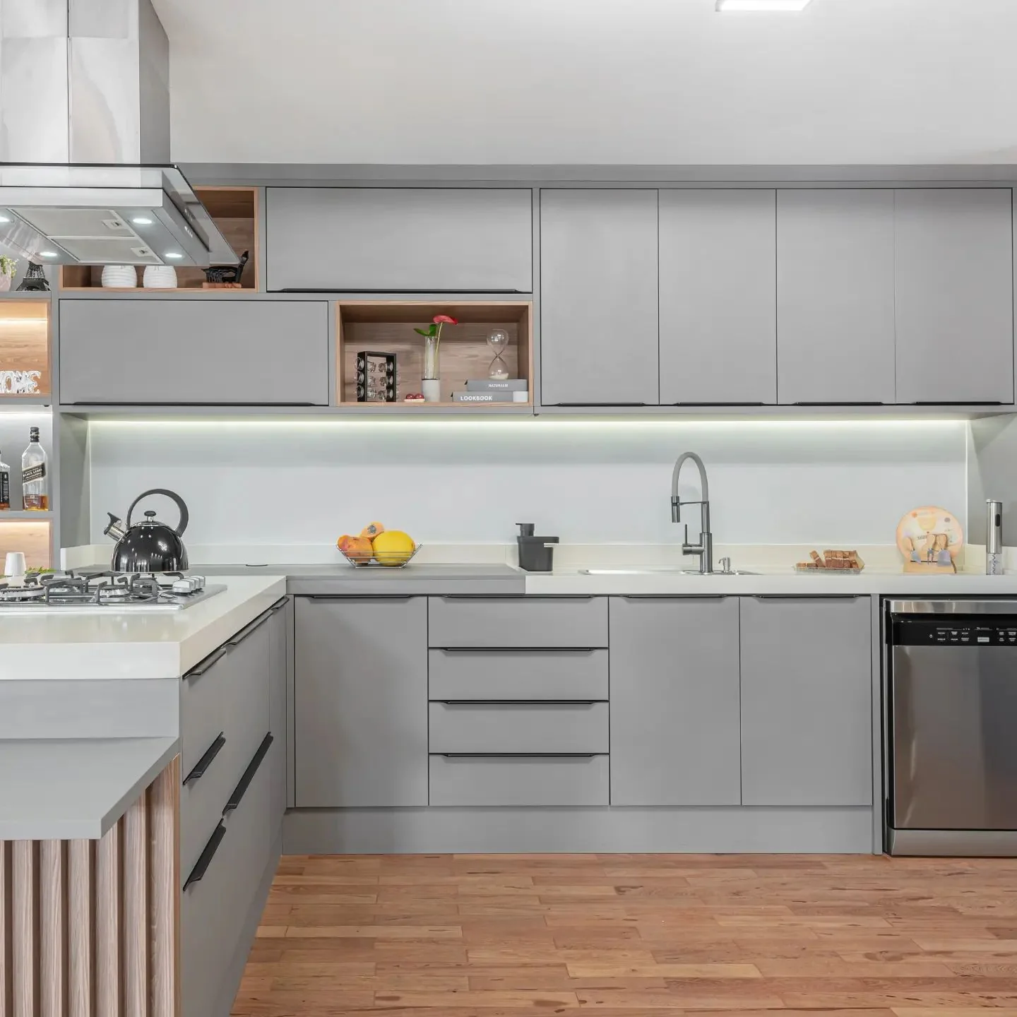 Cozinha cinza planejada com ilha