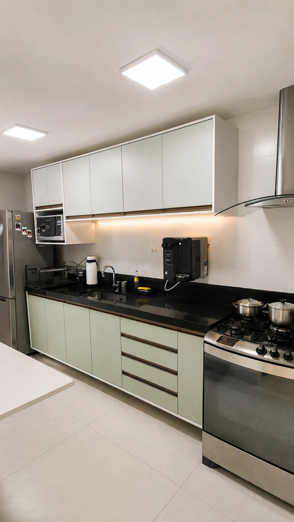 Cozinha off-white com iluminação sob os armários