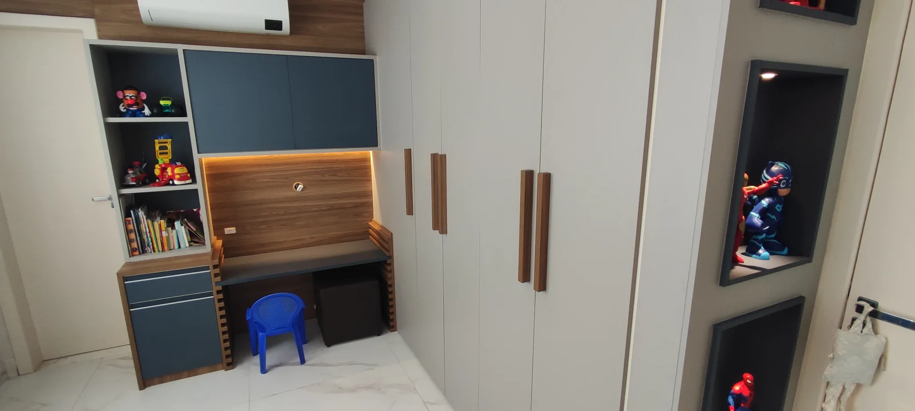 Home office infantil integrado ao roupeiro