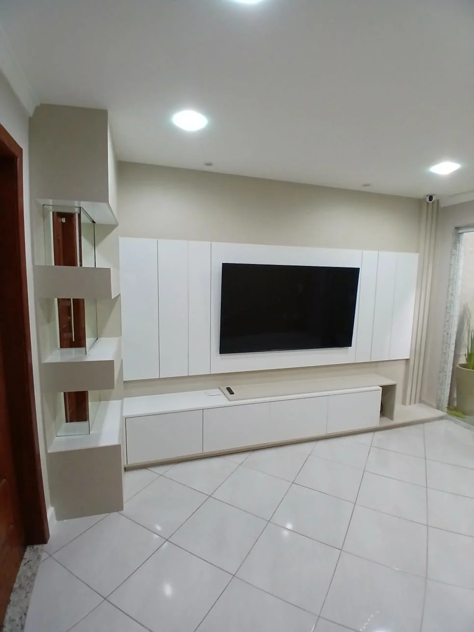 Sala com painel planejado em madeira